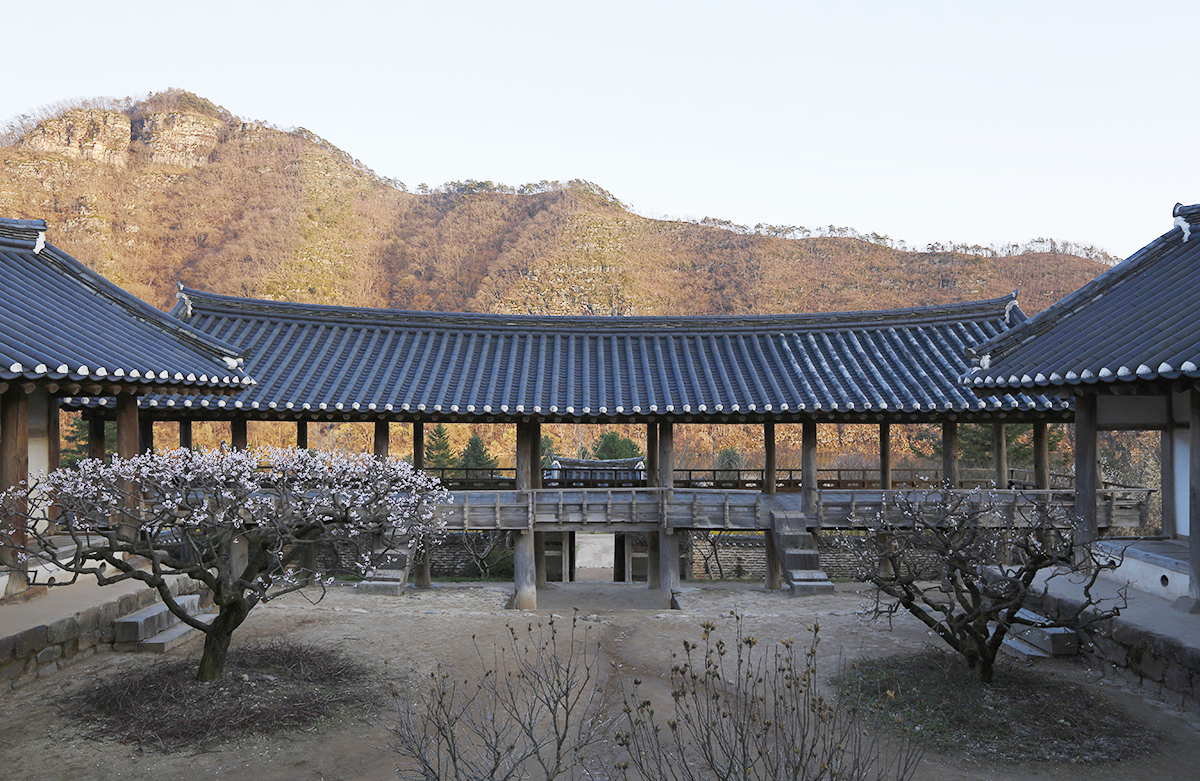 43_한국서원의 대표적 누정인 병산서원의 만대루. 사진 한국의서원통합관리단.png