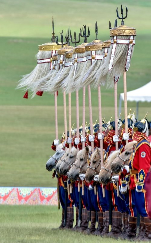69_몽골 나담축제 개막식에서 보이는 옛 몽골군의 뚝. 사진 세계한인언론인협회.png