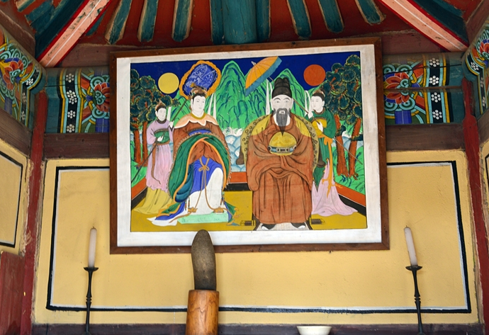 부근당 안에는 가상의 부군과 혼례를 치르는 손각시 탱화를 모시고 그 앞에는 남근 형태의 조형물을 놓는다. 이 부근당에는 남근석이 보인다. 사진 한국민속촌.png