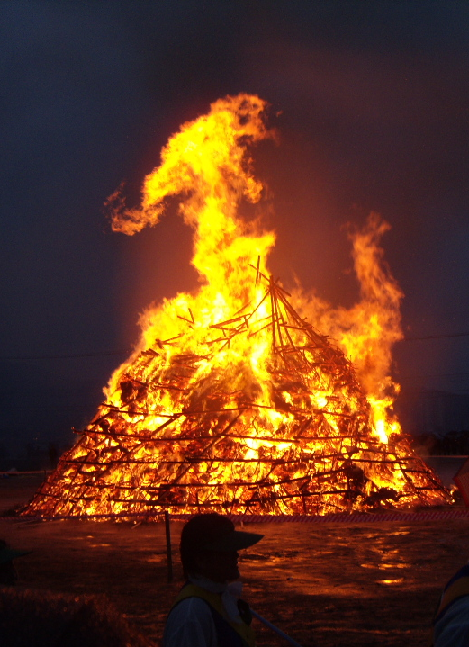 정월 대보름날의 달집태우기. 사진 위키백과.png