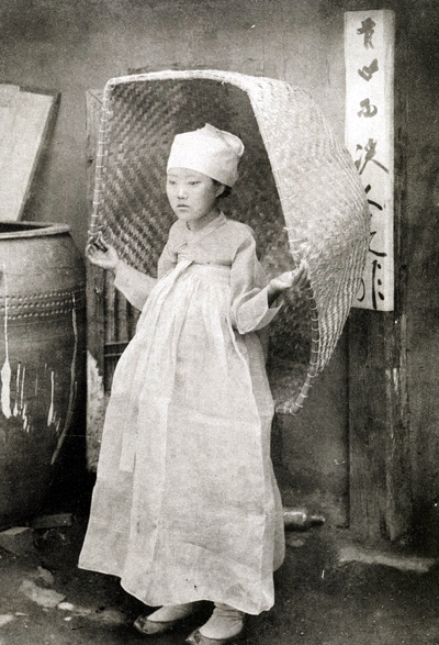 방갓은 육각형태의 삿갓과 달리 사각형태를 띈다. 방갓은 주로 중부 이북 지역의 상민 여인들이 썼다. 사진 문화유산채널.png