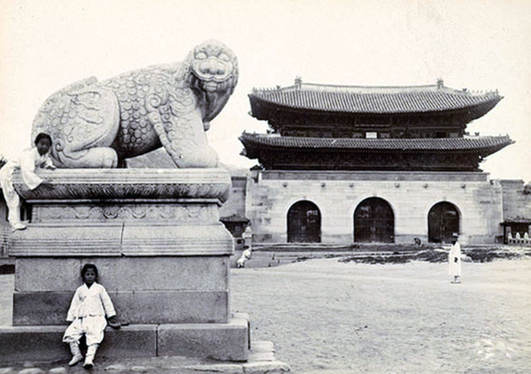 23_구한말 경복궁 앞 해치 석상. 사진나무위키.png