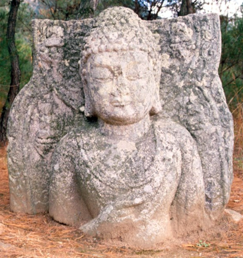경주남산입곡석불두(慶州南山笠谷石佛頭)의 코가 닳아 없어져 있다. 사진 한국민족문화대백과사전.png