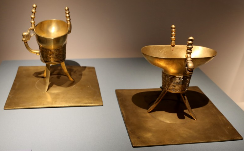 규모있는 제사에 쓰이는 술잔으로 종묘제례 때 쓰는 작(爵). 사진 국립전주박물관.png