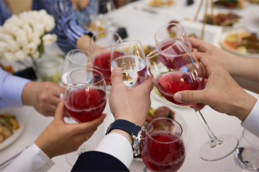 아름다운 건배는 술잔에 기쁨을 담는다. 사진 freepik.com.png