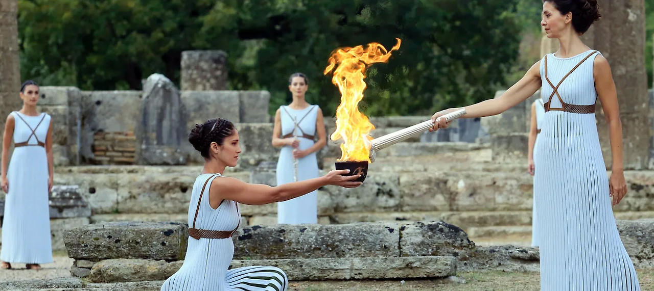 40_그리스 올림피아 헤라 신전에서의 성화 채화 의식 중 올림픽 성화를 전달하는 대제사장. 사진 www.olympics.com.png