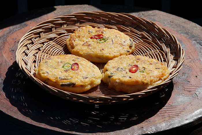 일찍이 40년 전 주한 외교관 부인들이 그 맛에 일심으로 감탄하였던 빈대떡은 이제 전세계인의 미각을 홀리고 있다. 사진 위키피디아.png