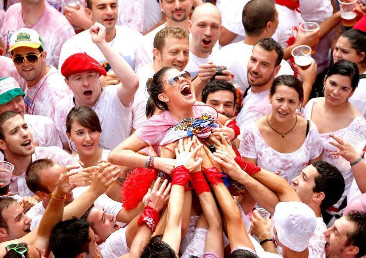 소의 풍만한 젖통을 유감하는 이런 행위는 다산과 풍요를 기원하는 것일 수도 있다(사진출처=sanfermin.com).png