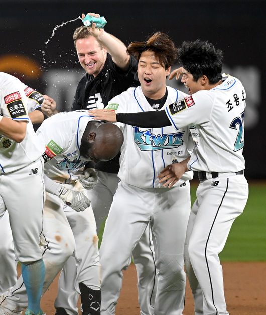 한국프로야구의 가을 시즌이 목전에 다가오면서 팀간 순위다툼이 치열해지고 있다. 사진 KBO홈페이지.png