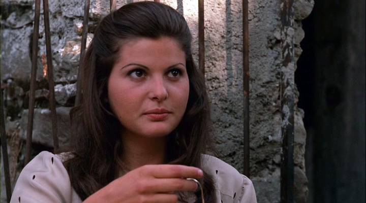 마이클 콜레오네로부터 목걸이 선물을 받고 있는 아폴로니아(시모네타 스테파넬리 分). 사진 대부 I 스틸컷.png