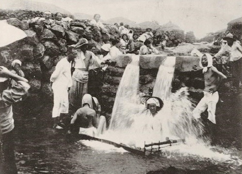 44_1960년대 제주도의 유두 물놀이 장면. 사진 제주시청.png