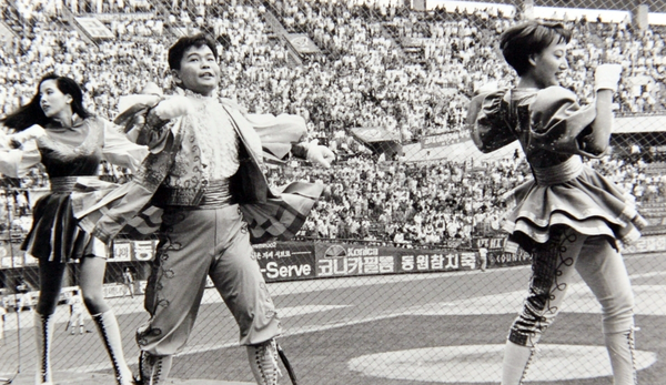 20_1992년 고연전(연고전) 고려대 치어단. 사진 한국대학신문.png