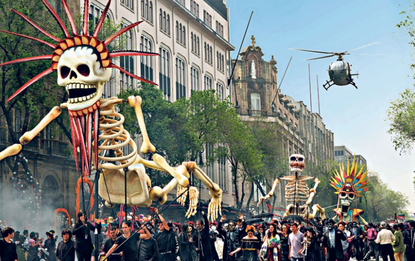 'The day of the dead' 축제 퍼레이드가 펼쳐지는 장면. 사진 영화 '007 Spectre' 스틸 컷.png