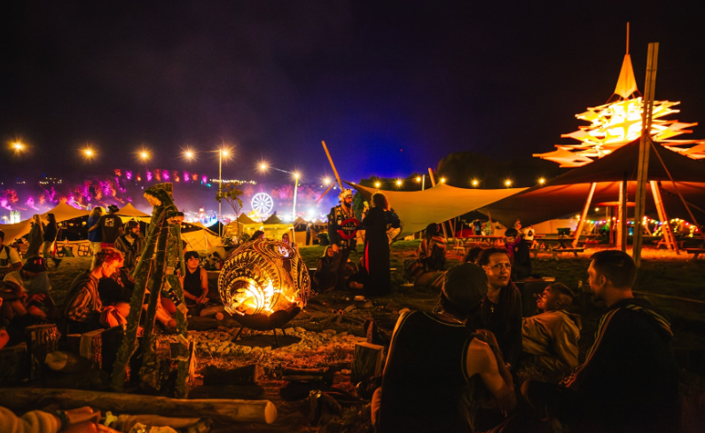 붐타운 페어의 캠핑 장면(사진출처=boomtownfair.co.uk).png