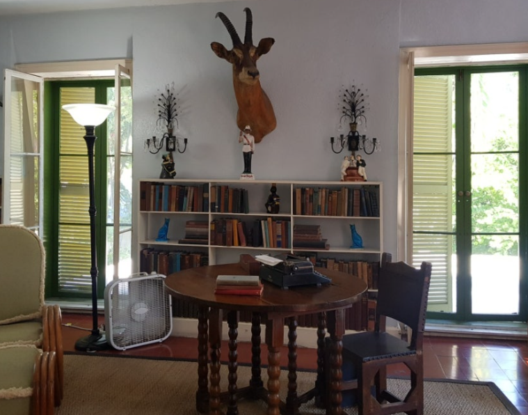 헤밍웨이 서재.png