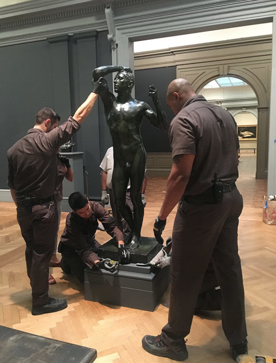 조각 설치 장면.png