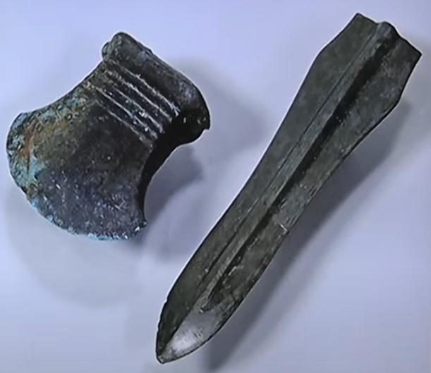 춘천중도 비파형동검도끼.png