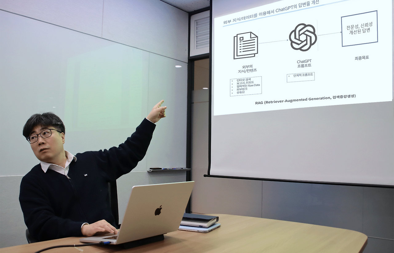 [사진 설명2] ChatGPT 사용 방법을 강의하고 있는 김재관 마스턴투자운용 디지털혁신본부장(상무) (2) (사진 제공=마스턴투자운용 브랜드전략팀).png
