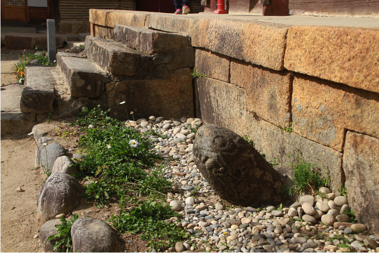 대웅전기단 거북.png