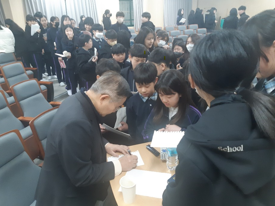 을지중학교 사인하는 사진 - 2.png