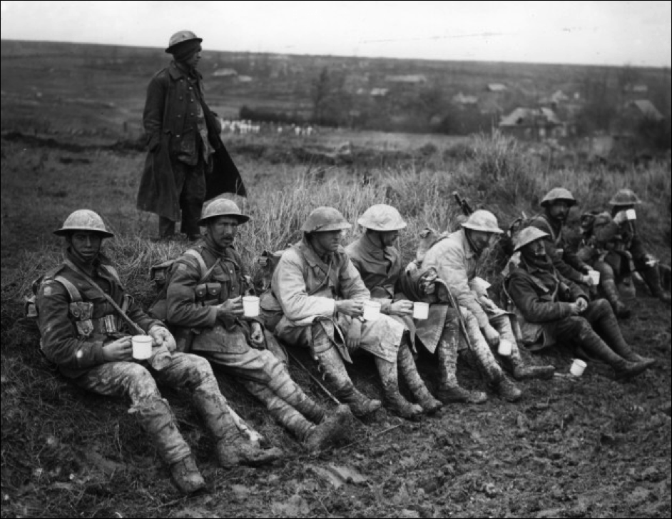 참호밖에서 차를 마시는 영국군인들.png