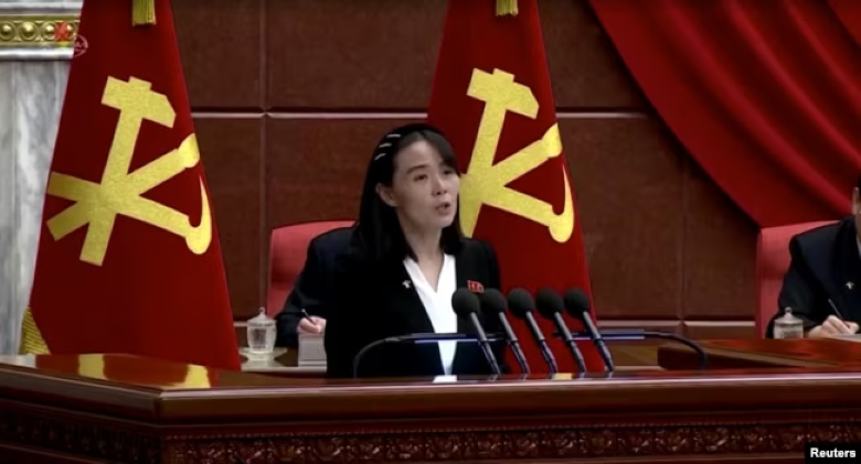 똥물폭탄을 발표하는 김여정.png