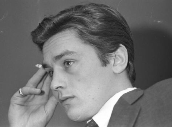 젊은 시절의 아란 드롱.png