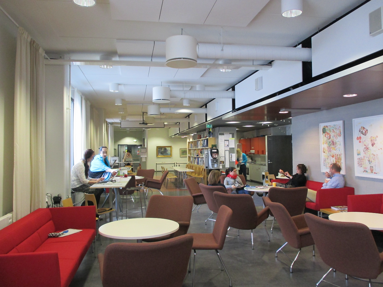 핀란드 비이끼 종합학교 교무실.png