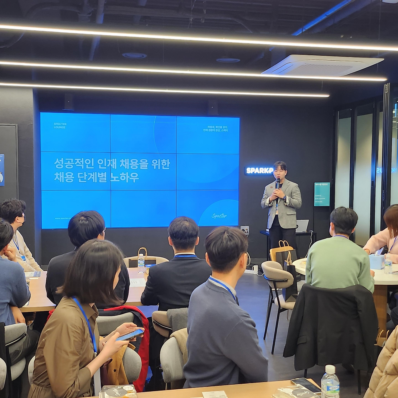 스펙터 라운지 현장 스케치 3.png