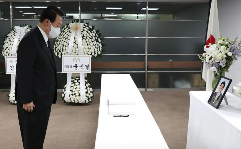 윤석열 대통령이 7월 12일 주한일본대사관 공보문화원에 마련된 아베 신조 전 일본 총리 빈소를 찾아 조문하고 있다. [사진=한국 대통령실].png