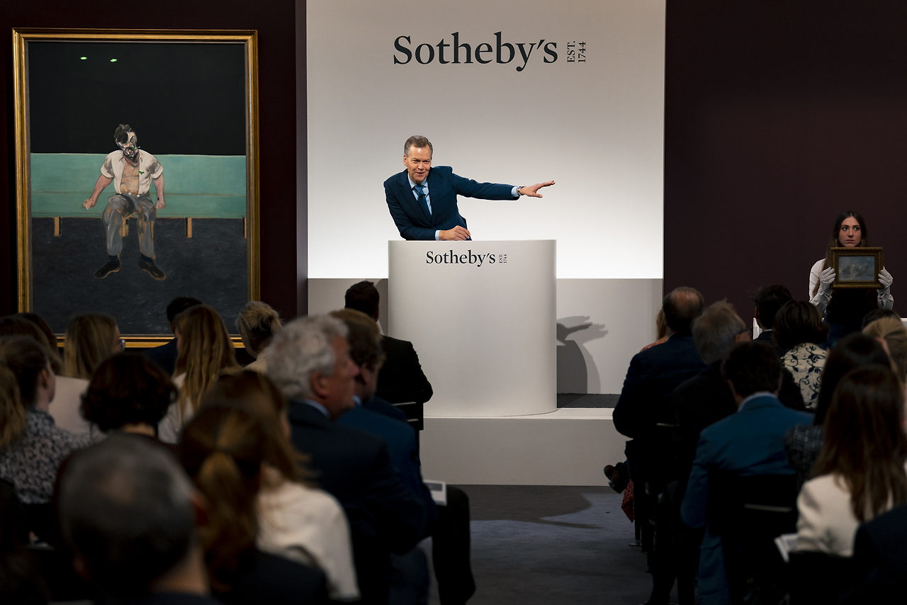 Oliver-Barker-fielding-bids-as-part-of-the-British-Art-The-Jubilee-Auction-at-Sothebys-4%28collezionedatiffany%29.png