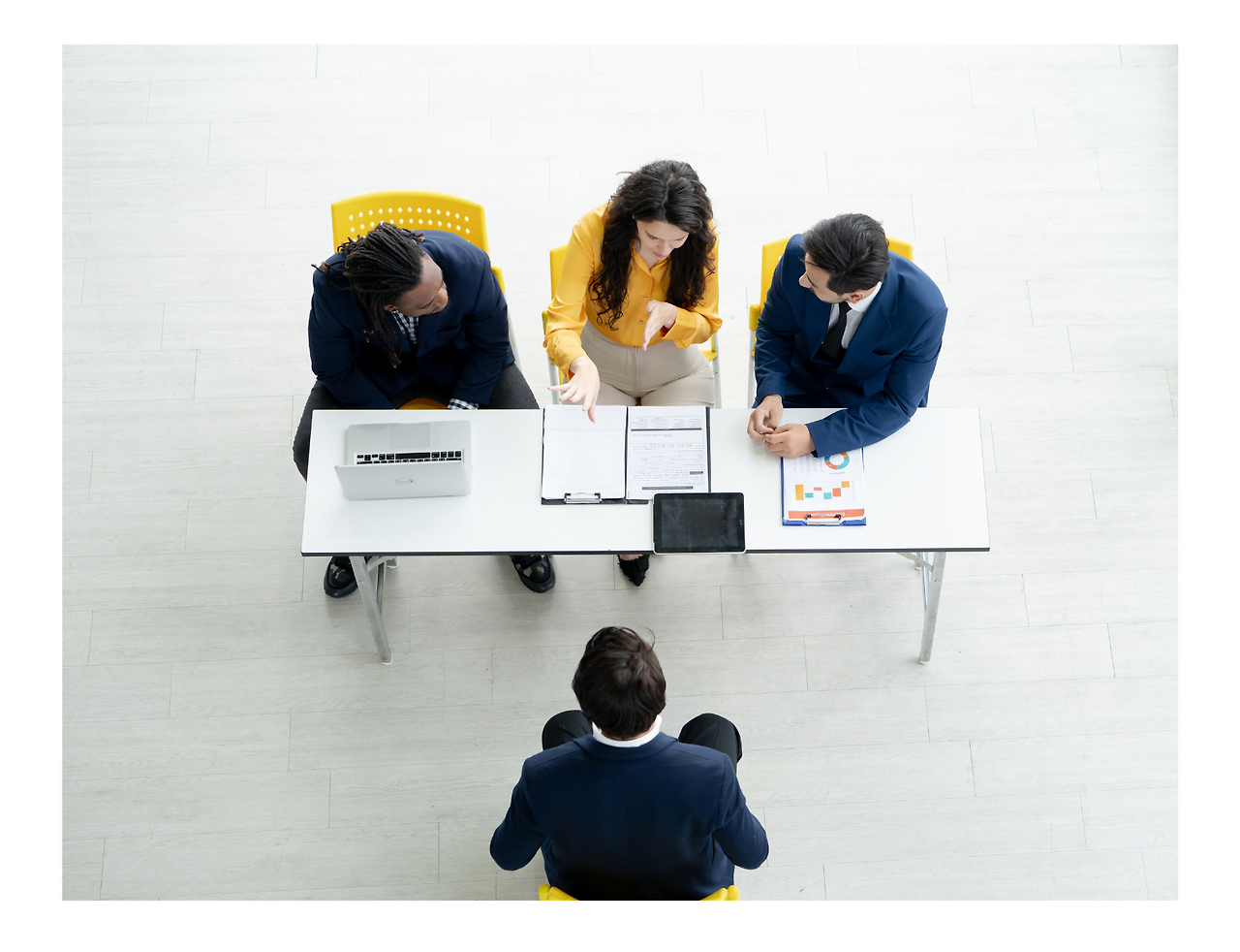 노랑색 귀엽고 심플한 네잎클로버 독서 토론 동아리 모집 포스터  (4).png