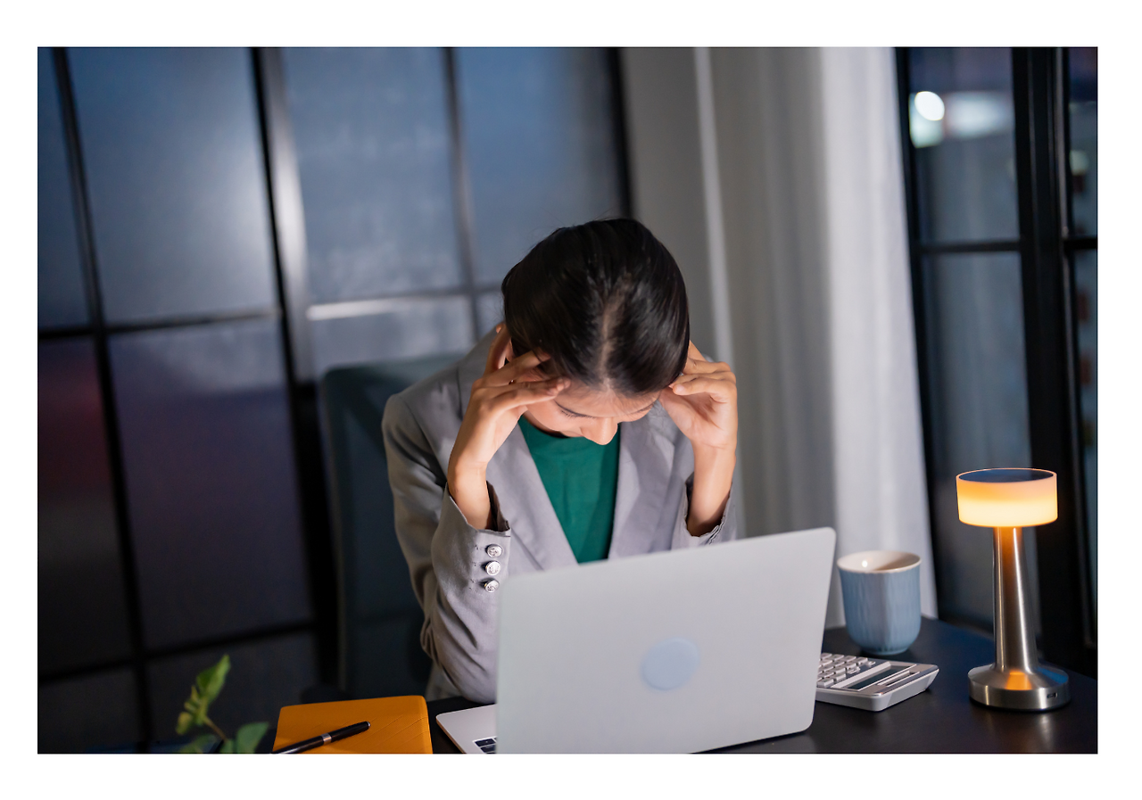 노랑색 귀엽고 심플한 네잎클로버 독서 토론 동아리 모집 포스터  (7).png