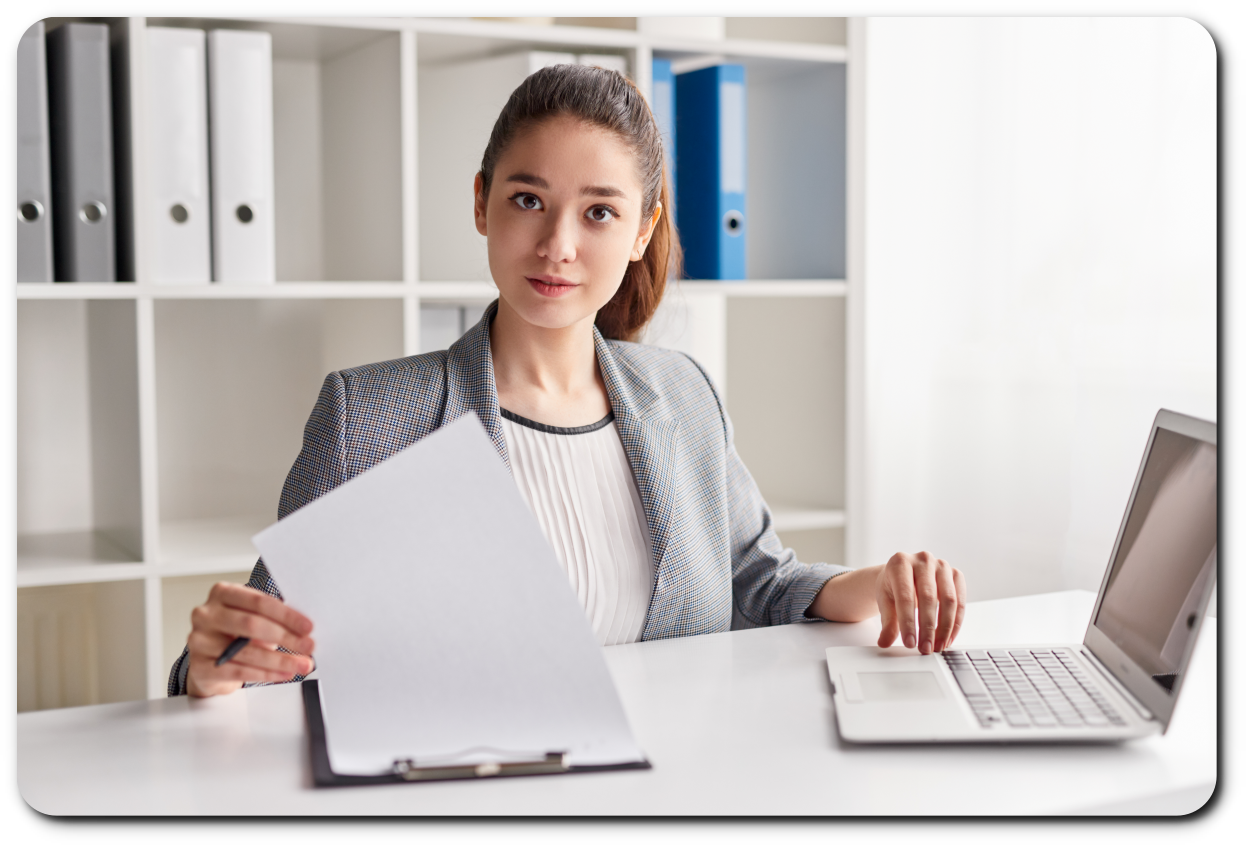 젊은-여직원-첫직장-사무실-근무중.png