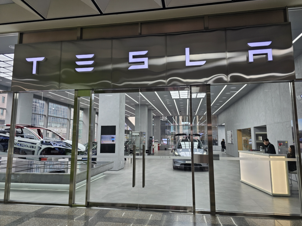 Tesla-Gangnam-Showroom-2-1024x767.png