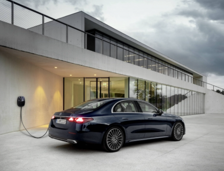 Mercedes-Benz-E-350-e-4MATIC-with-EQ-hybrid-technology-2-1.png