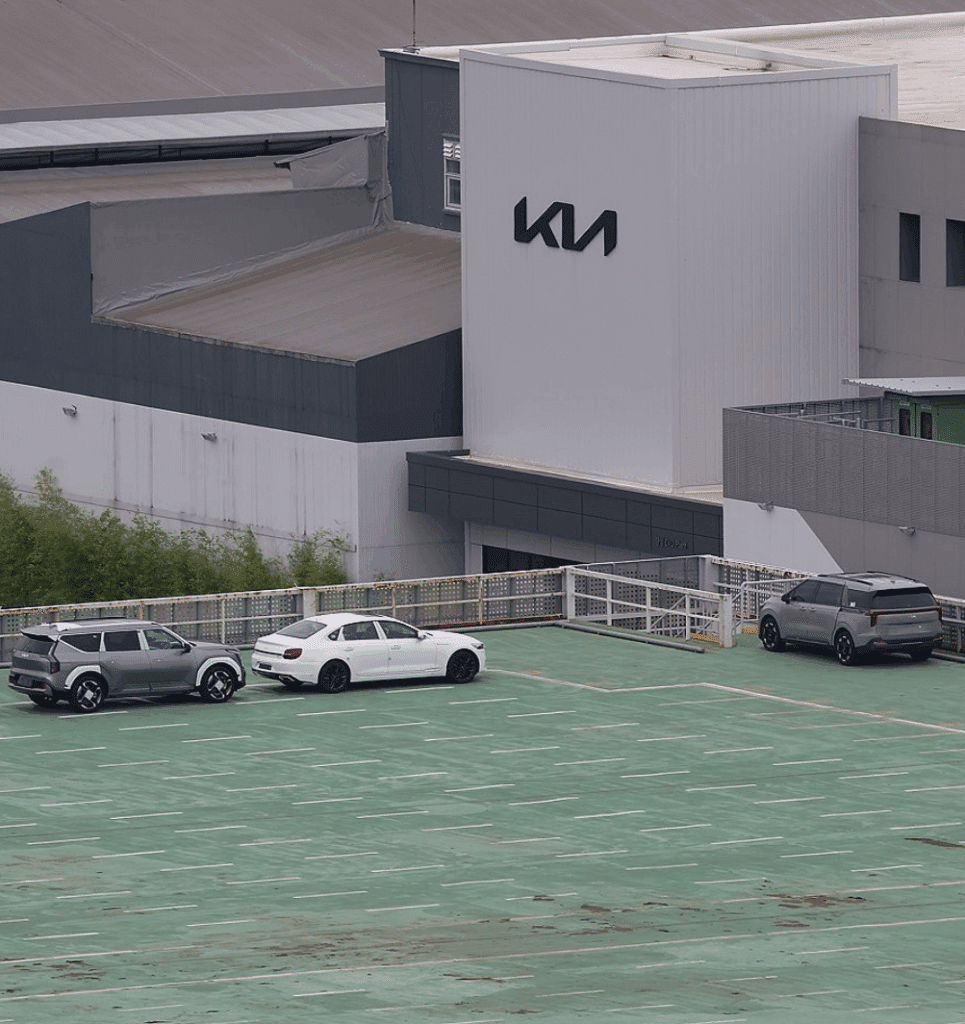Vehicles-waiting-for-delivery-at-Kia-Autoland-Gwangmyeong-1-965x1024.png