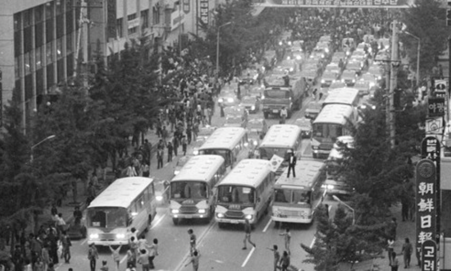 민주화운동-버스시위:타이틀에달기.png