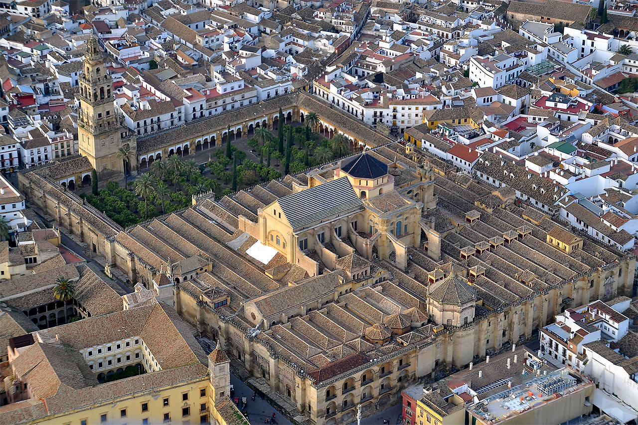 Mezquita_de_Córdoba_desde_el_aire_(Córdoba,_España)-Toni Castillo Quero-cp-3x2.png