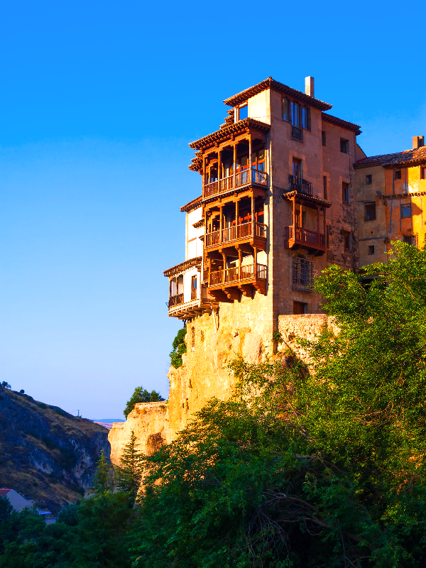 hanging-houses-cuenca-bearfotos-3x4.png