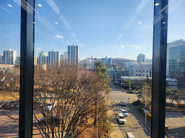 꿈마루 엘베 밖 모습.png