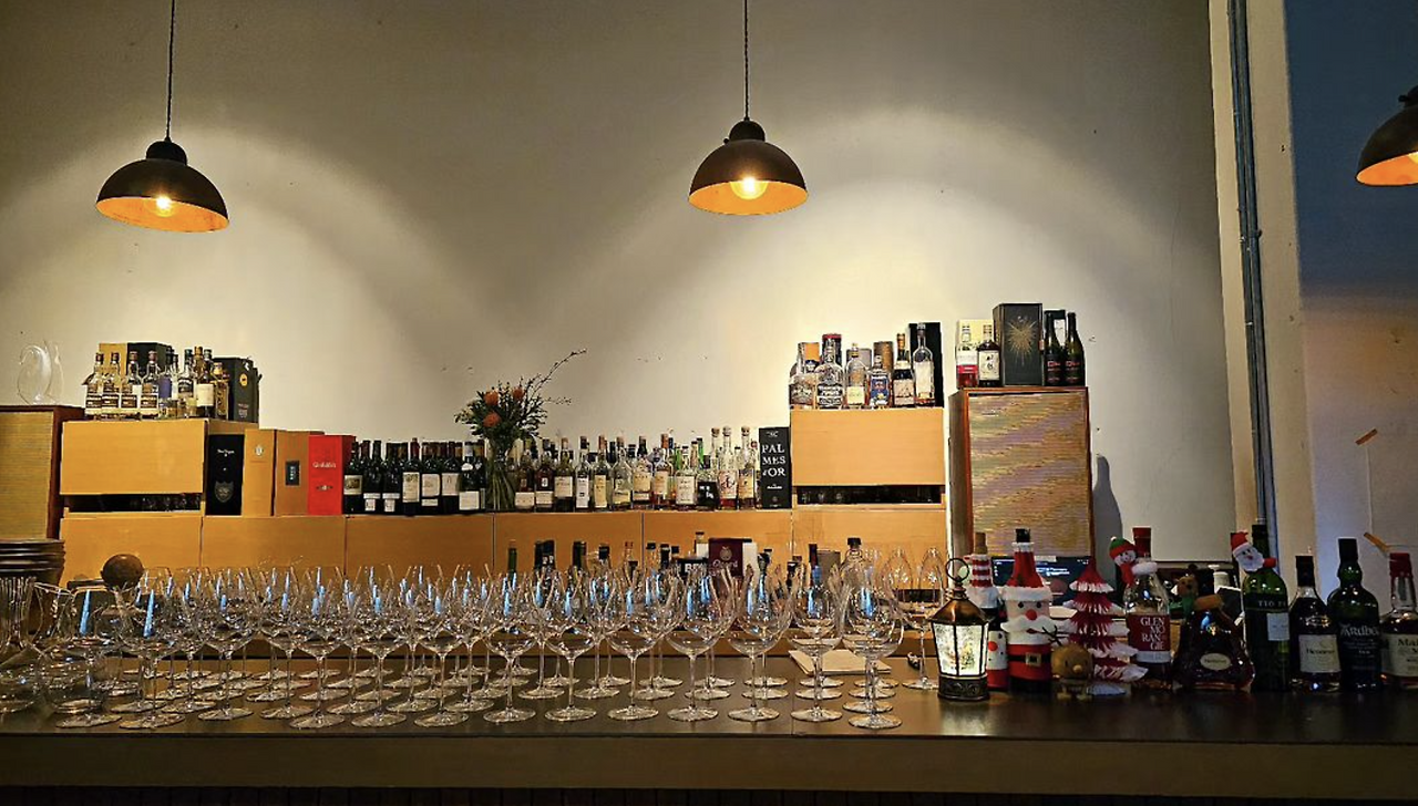 더모먼트 화이트 와인 개러지.png