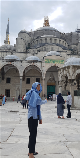 2-5 블루모스크에 입장하는 막둥이.png