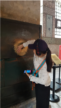 2-7 소원을 빌고 있는 언니.png