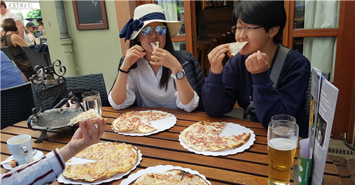 2-129 야외테이블에서 1인 1피자.png