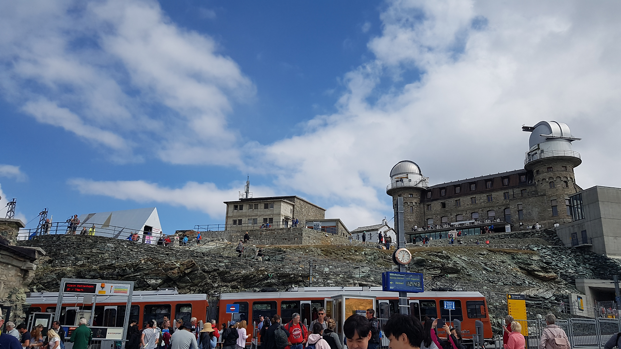 2-133 마테호른을 가장 가까이에서 볼 수 있는 고르너그라트 전망대 휴게소 (2).png