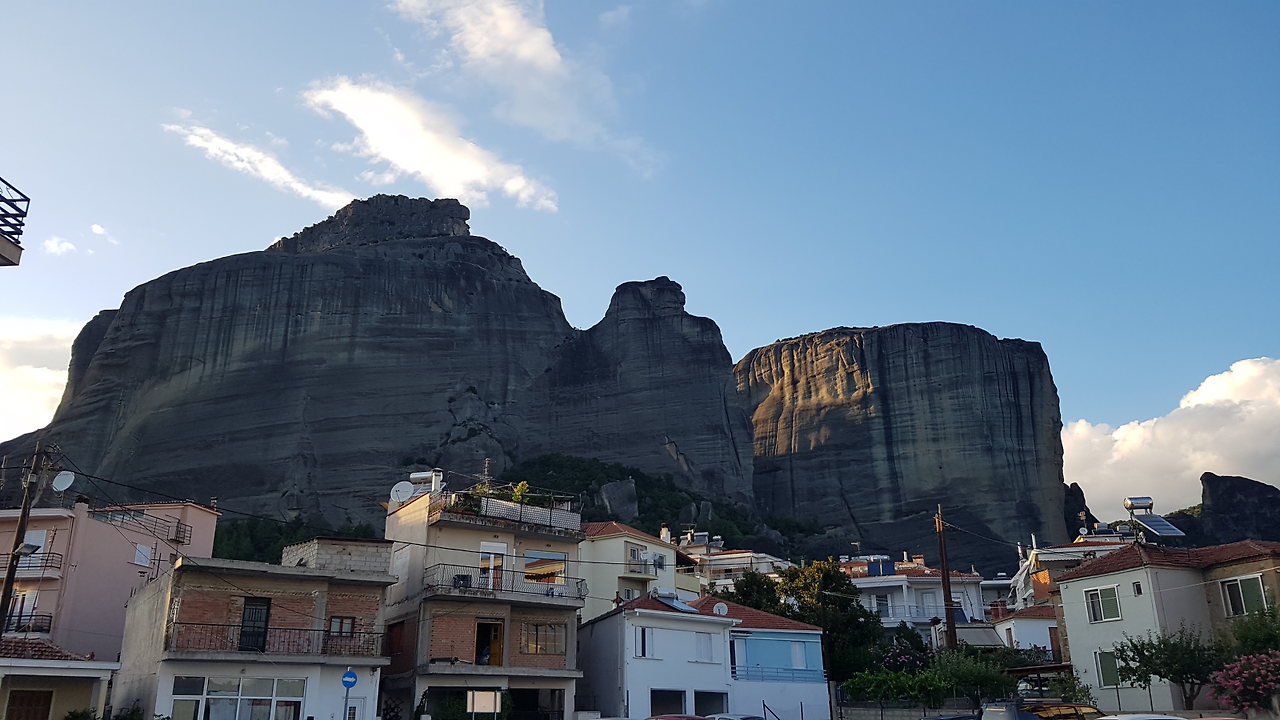 2-65 칼람바카의 웅장한 숙소 배경 (2).png