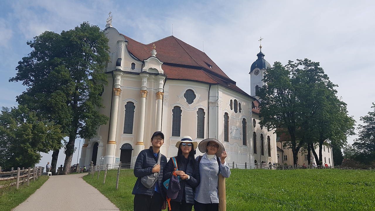 2-149 비스교회 앞에서.png