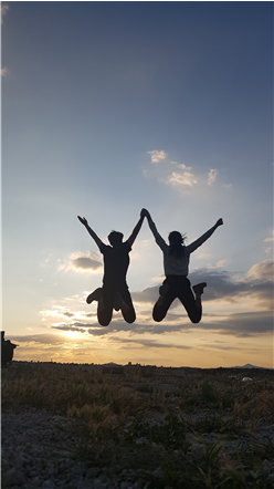 2-20 석양속에서 아이들의 행복한 점프1.png