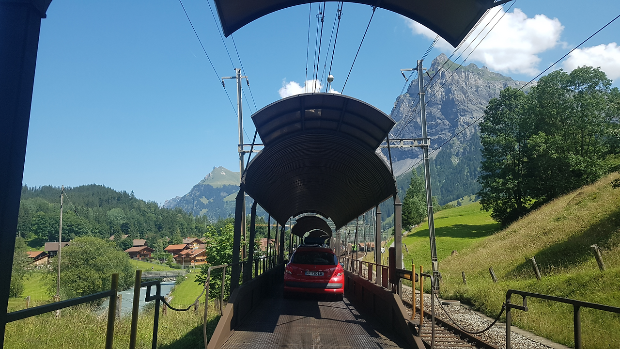 2-137 자동차를 싣고 가는 기차 (2).png